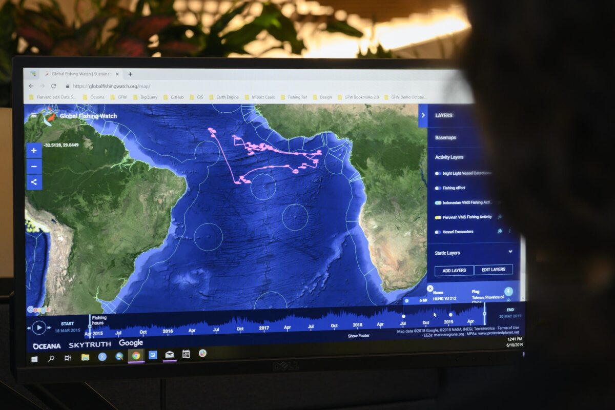 Исследователи правозащитной группы Oceana используют данные GPS для слежения за активностью рыбацких лодок