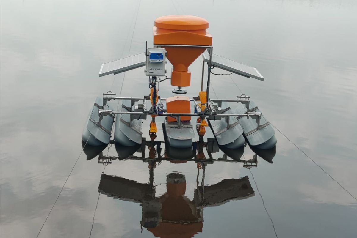 AquaBot автономный, мобильный кормораздатчик для креветок в Индии
